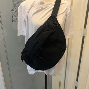 - Large cross body bag organized black